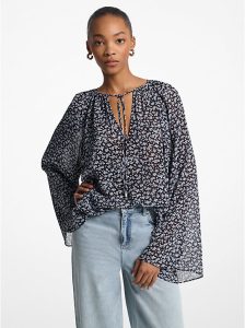 Blusa floral con escote V