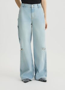 Pantalón acampanado con pequeños degarros